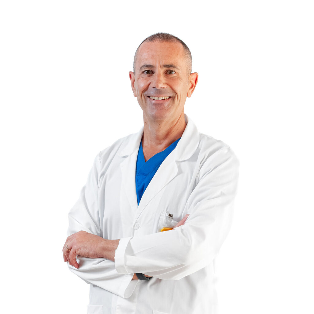 Dottore Gianfranco D'Agosto con camice bianco e braccia incrociate