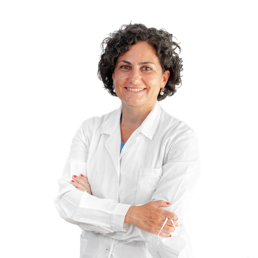Dottoressa Annapaola Pepe con camice bianco e braccia incrociate
