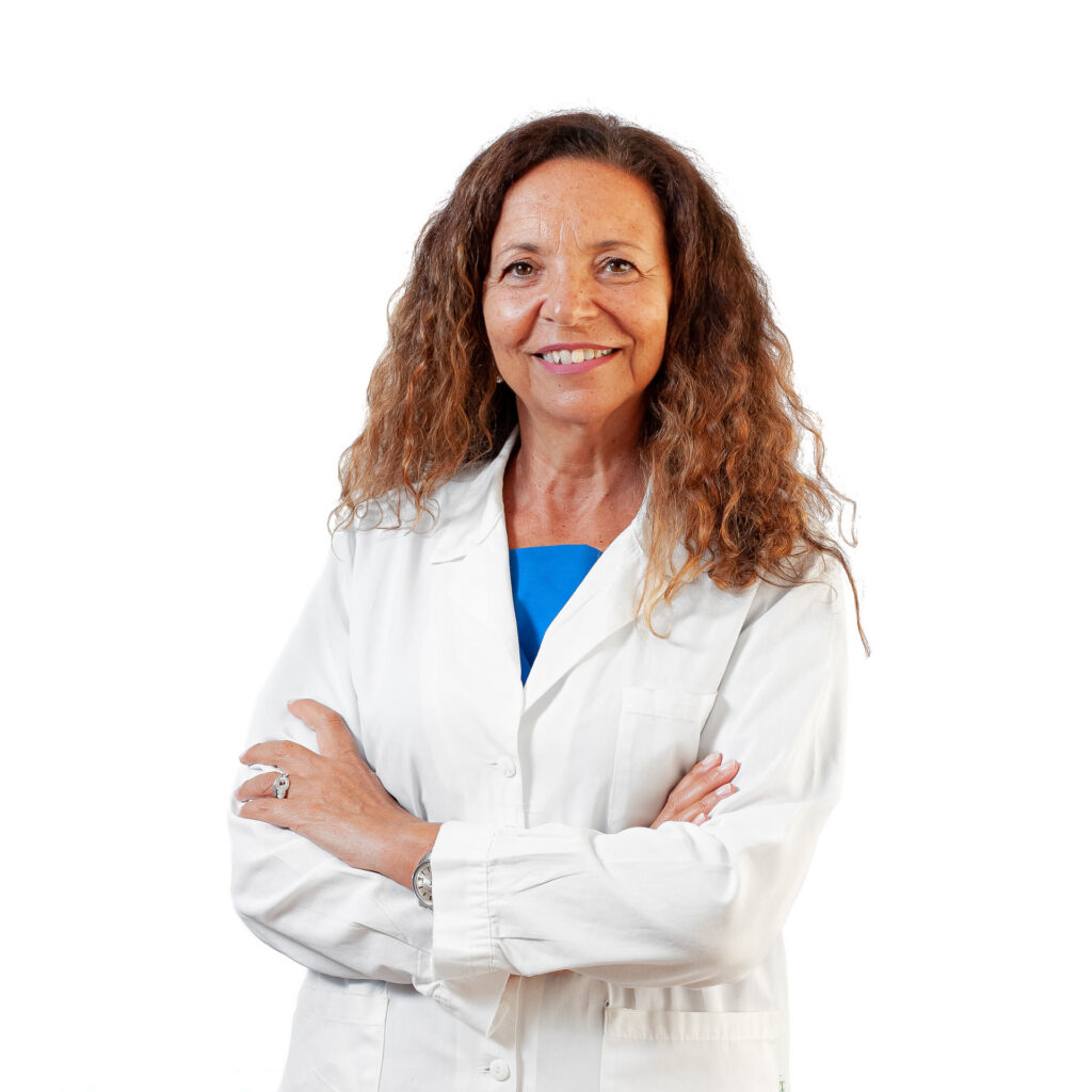 Dottoressa Amelia D'Agosto con camice bianco e braccia incrociate
