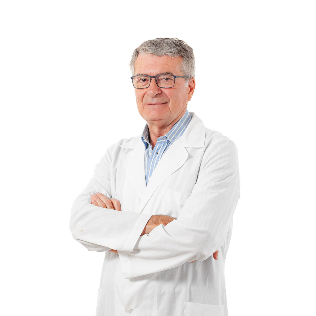 Dottore Antonio Villani con camice bianco e braccia incrociate