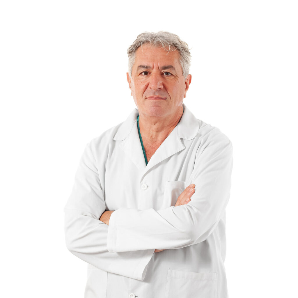 Dottore Maurizio Isaia con camice bianco e braccia incrociate