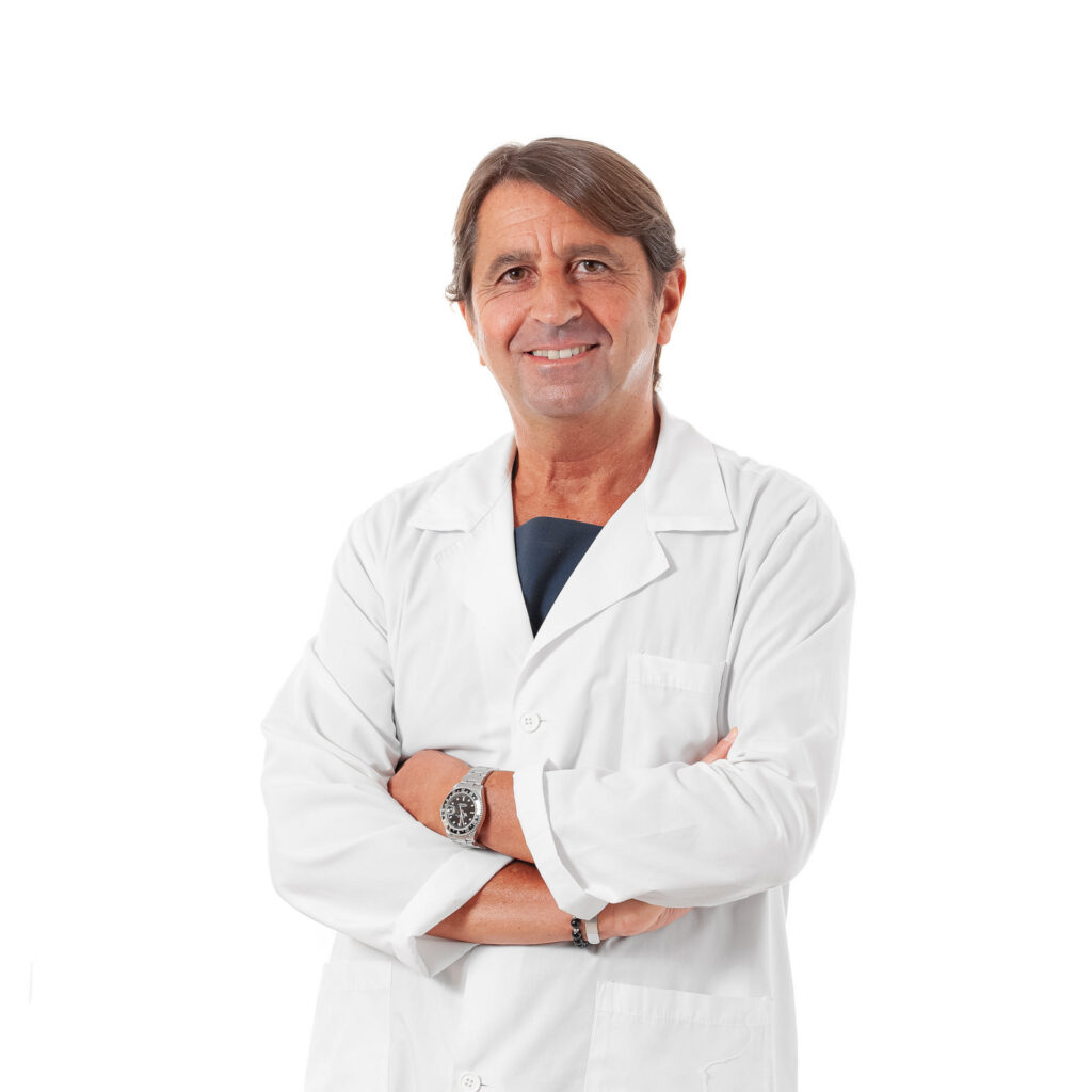 Dottore Costabile D'Agostino con camice bianco e braccia incrociate