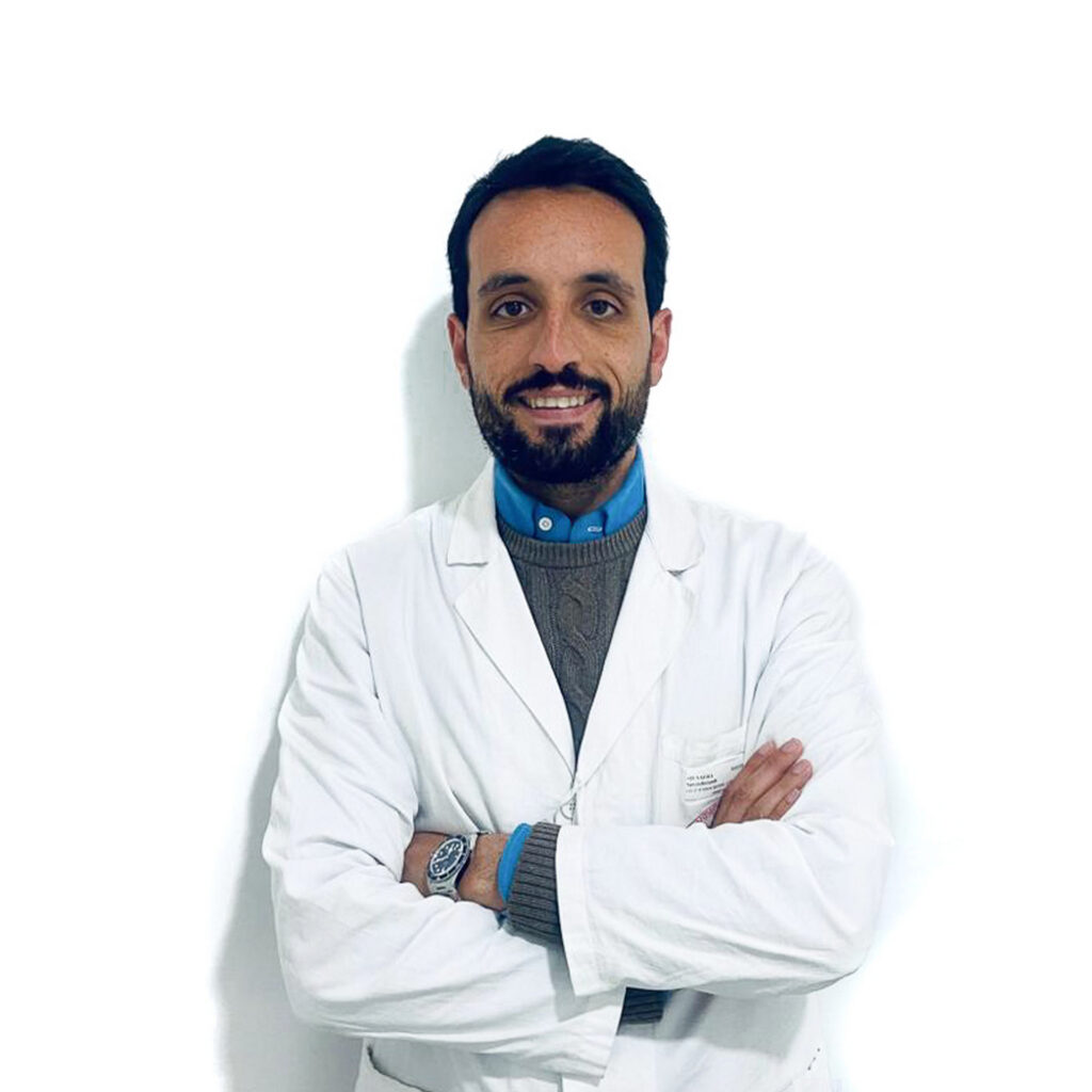 Dottore Davide Menafra con camice bianco e braccia incrociate