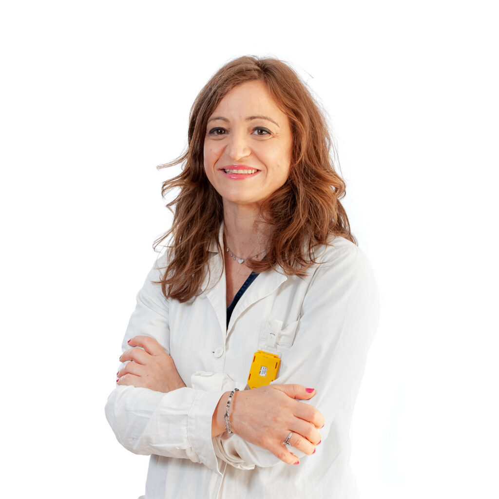 Dottoressa Valeria Nieddu con camice bianco e braccia incrociate