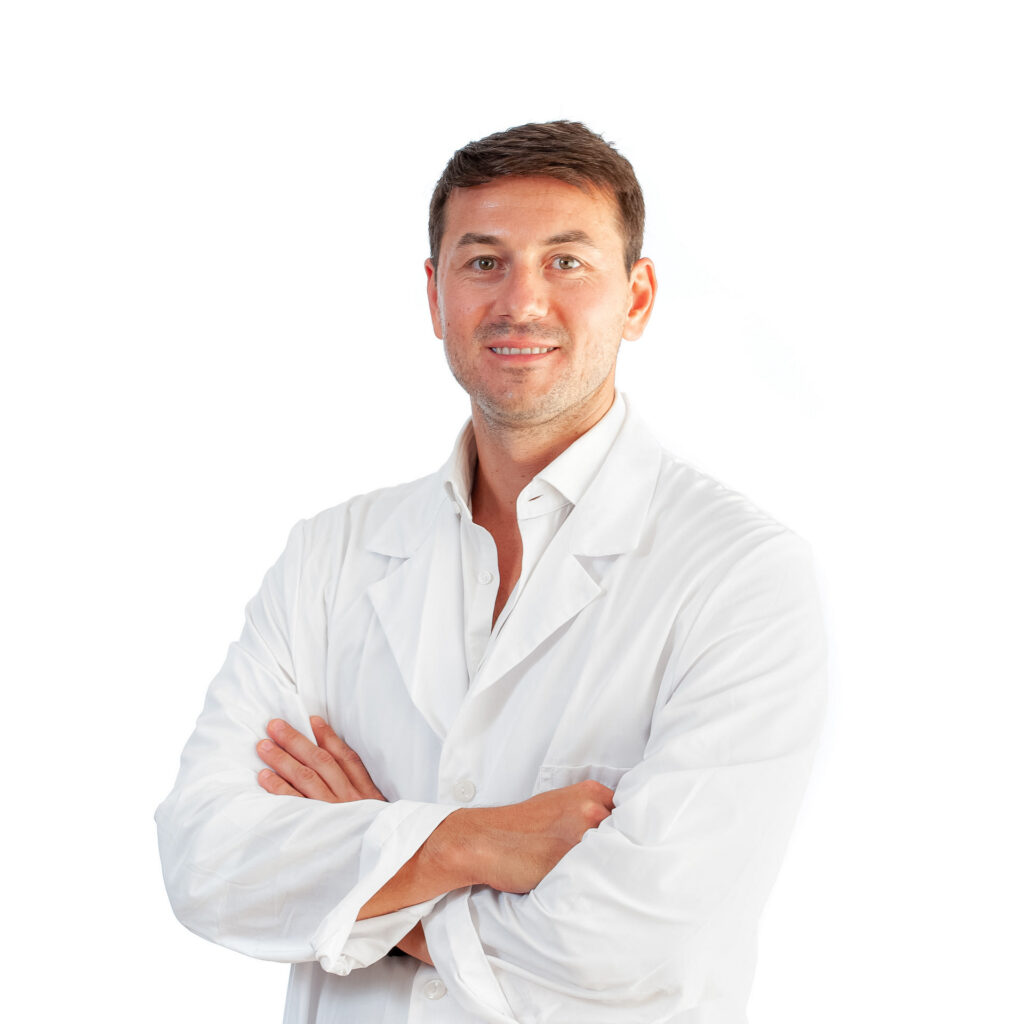 Dottore Roberto De Filippis con camice bianco e braccia incrociate